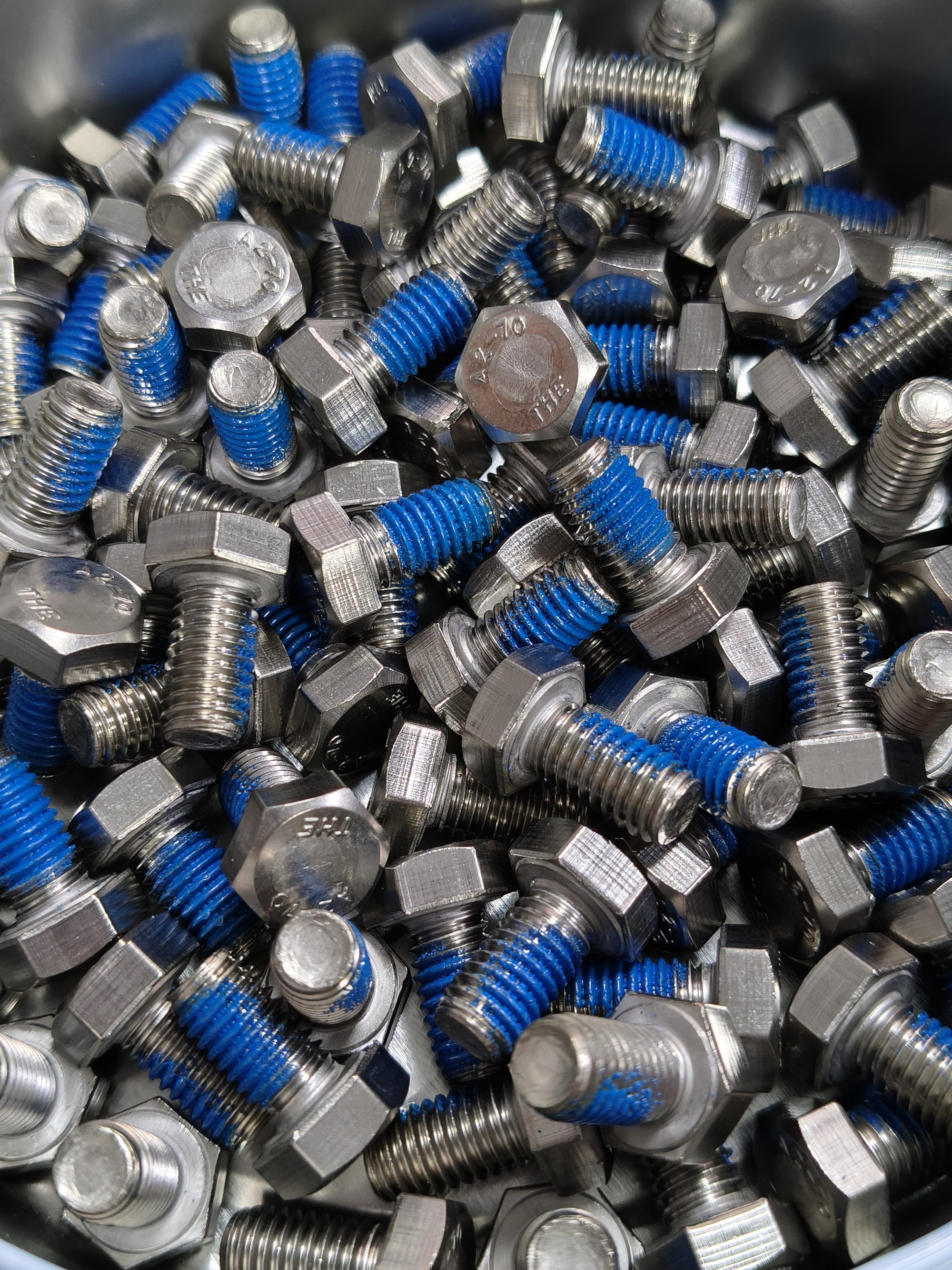 Por que os adesivos de travamento de rosca são categorizados em adesivos químicos e adesivos de náilon?