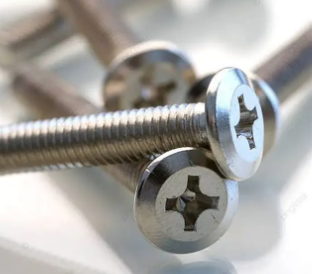 Comparação de desempenho de parafusos martensíticos e austeníticos